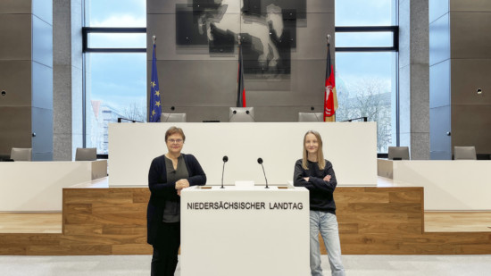 Dr Silke Lesemann mit Praktikantin Lina Minnermann im Plenarsaal